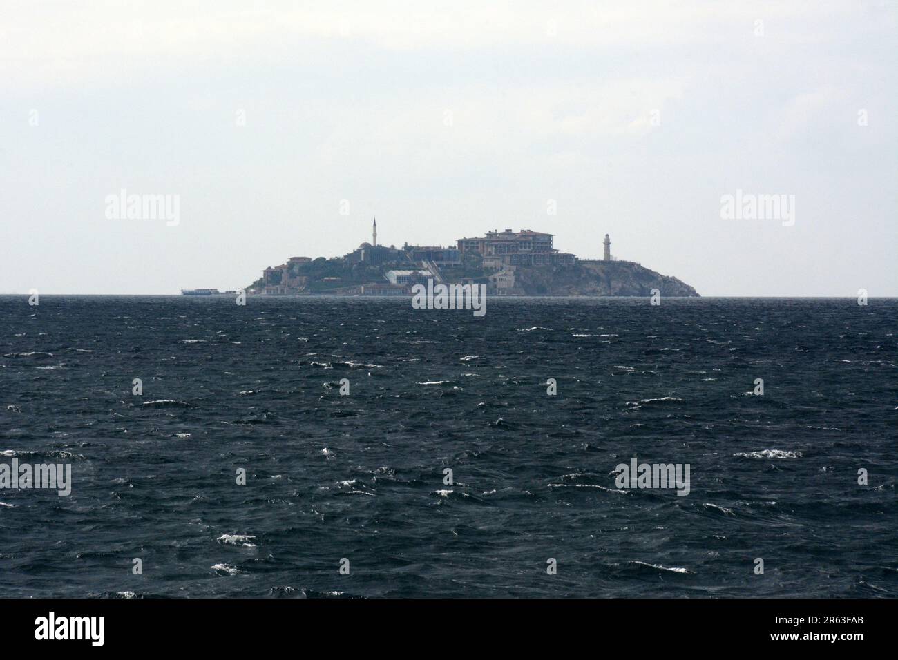 L'Isola di Yassiada, un piccolo isolotto nel Mare di Marmara al largo della costa di Istanbul, Turchia, è il sito del Katre Island Hotel, Isole dei principi. Foto Stock