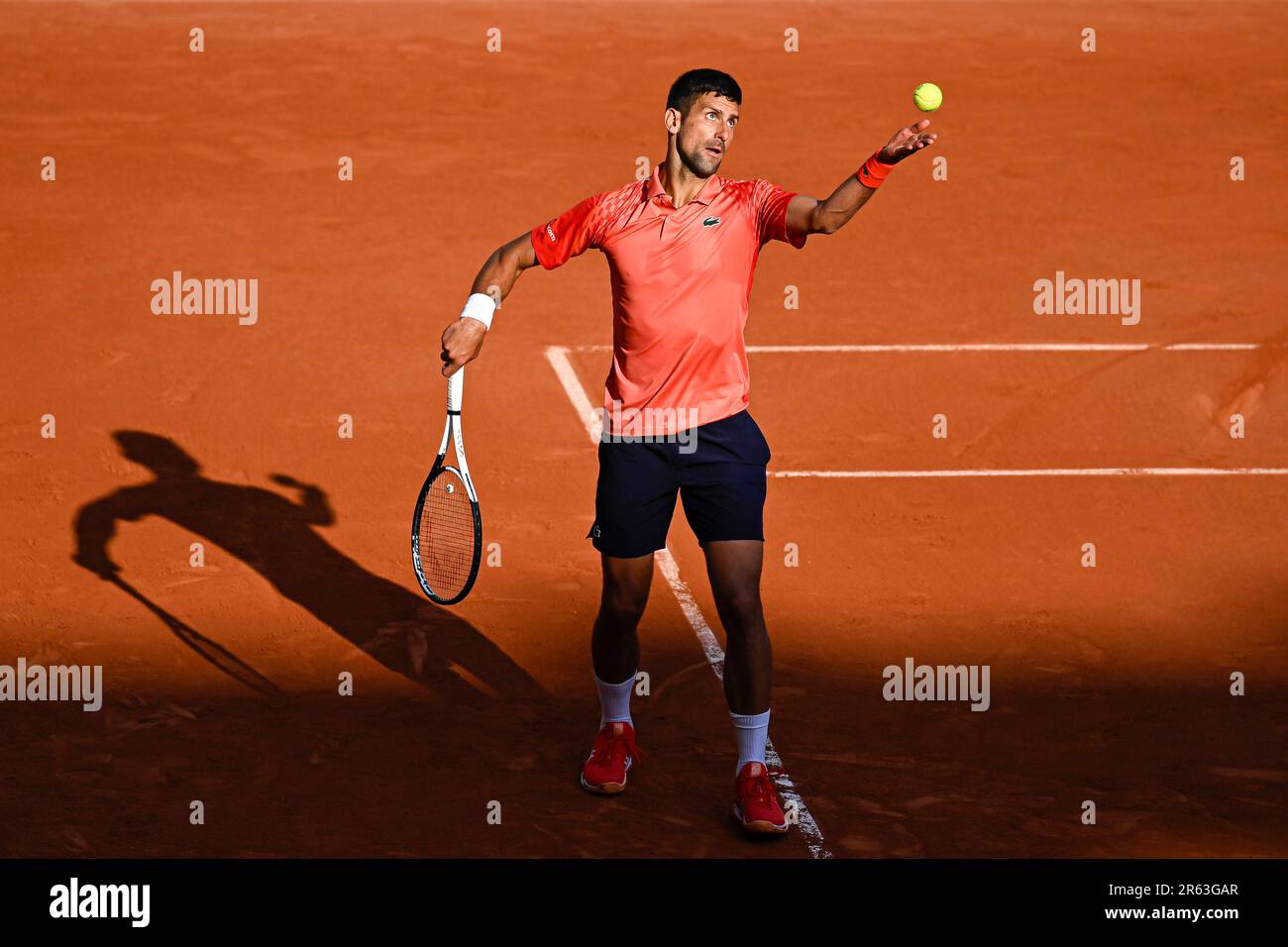 Parigi, Francia. 06th giugno, 2023. Il Novak Djokovic serve durante il torneo di tennis Grand Slam del French Open il 6 giugno 2023 allo stadio Roland Garros di Parigi. Credit: Victor Joly/Alamy Live News Foto Stock