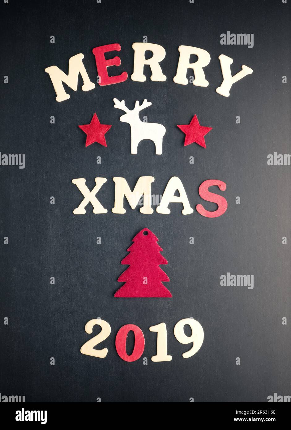 Le parole Merry Xmas 2019 su una lavagna utilizzando come biglietto di auguri o di sfondo di Natale Foto Stock
