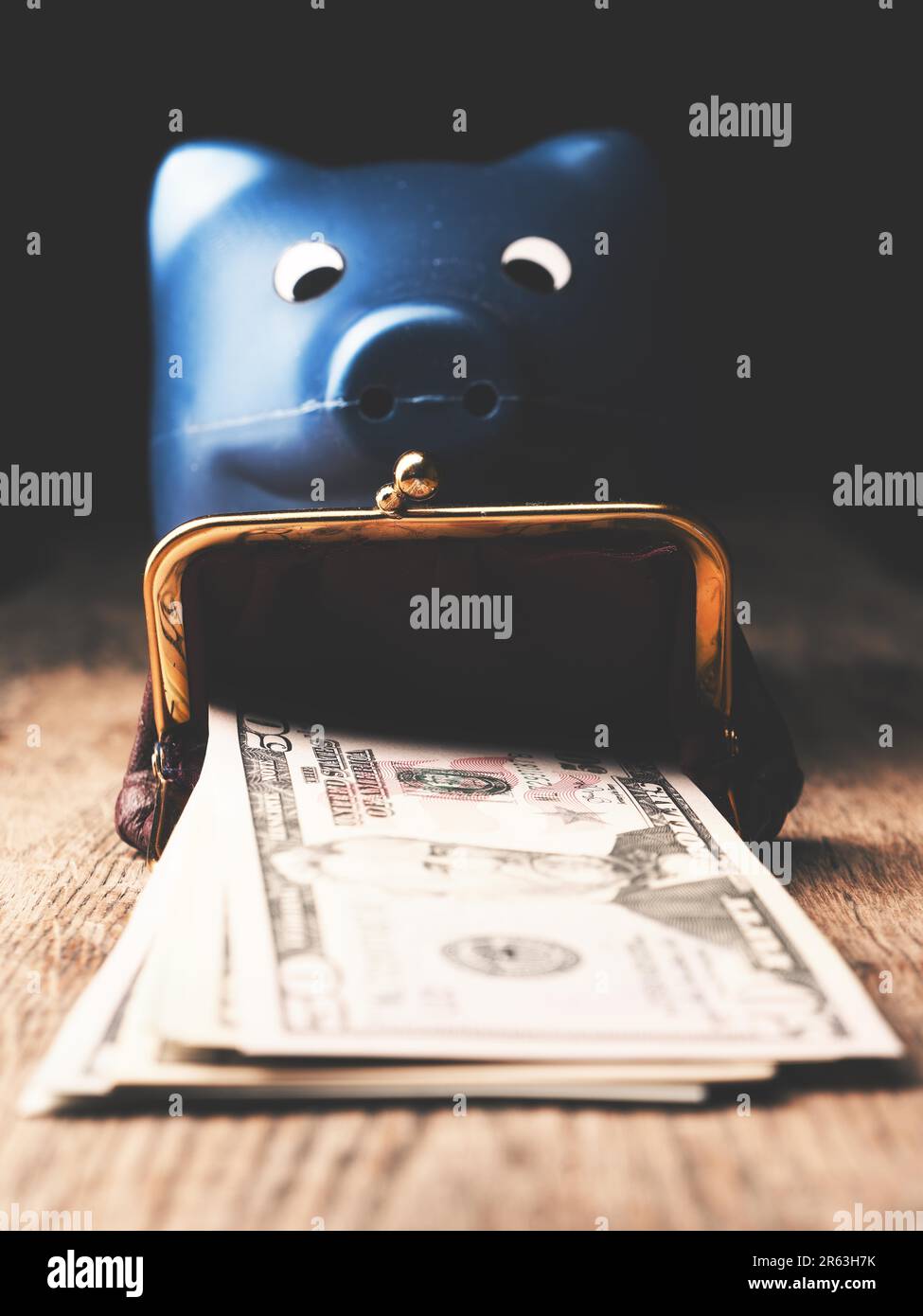 Dollaro banconote su di un tavolo di legno, l'abbondanza o la ricchezza concept Foto Stock