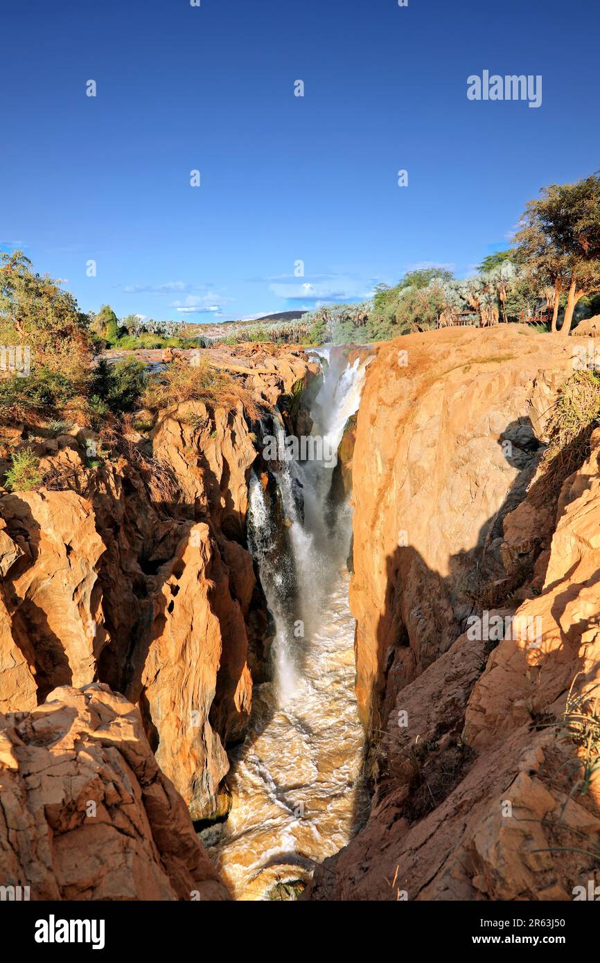 Luce calda alle cascate di Epupa, Namibia, vicino al confine con l'Angola Foto Stock