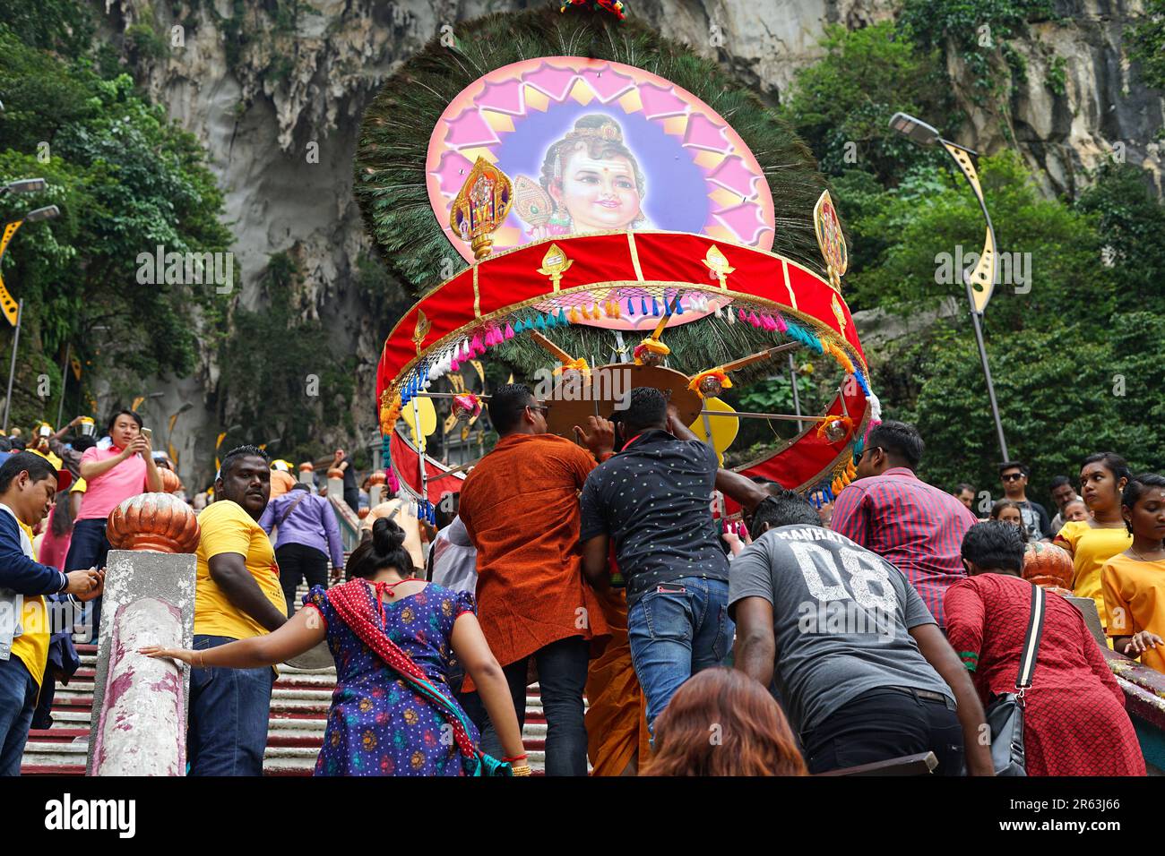 Tradizionali Indiani di cerimonia al Tempio di Batu Caves Malesia Foto Stock