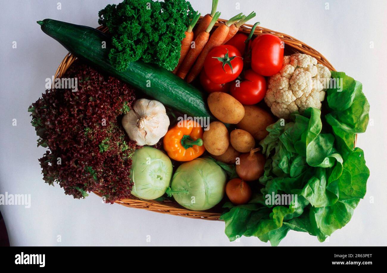 Cestino con insalate varie, prezzemolo, patate e verdure (vegetali) (piante speziate) (erbe in pentola) (piante tuberose) (mozzate) (oggetto) Foto Stock