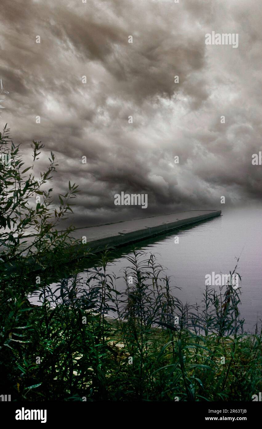 Un molo nella Laguna Curoniana in una giornata buia, Nida, Lituania Foto Stock