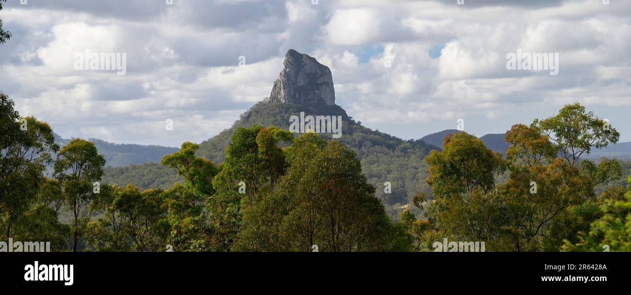 Monte Coonowrin, una delle vette delle Glass House Mountains nel Queensland, Australia. Foto Stock