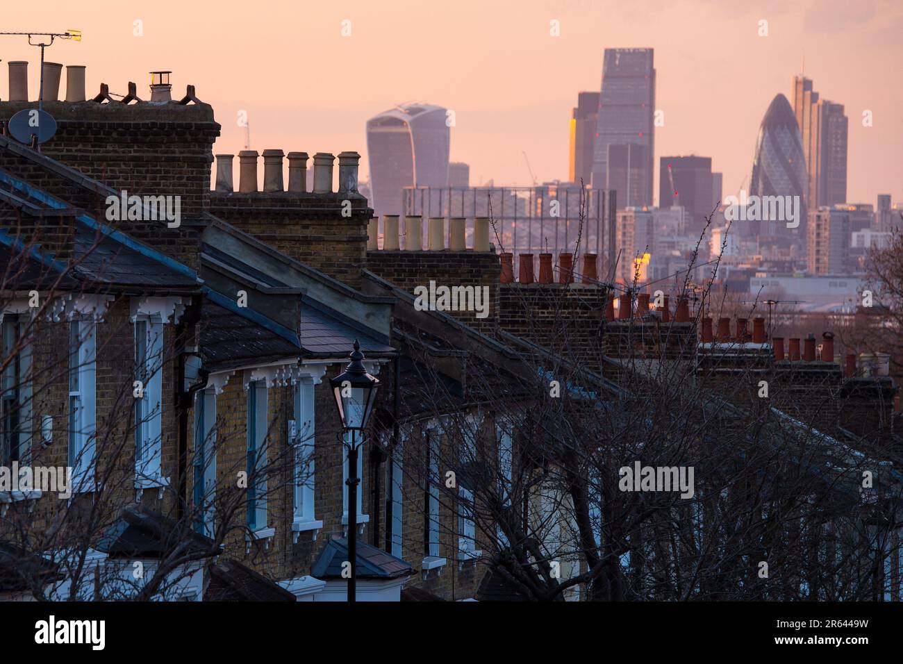 Foto del file datata 31/03/16 di una visione generale delle case nel sud di Londra, in quanto Londra ha mantenuto la sua posizione come la quarta città più costosa per gli espatriati in uno studio globale sul costo della vita. New York negli Stati Uniti si è classificata al primo posto nella ricerca di lunga data, sorprendendo Hong Kong, che in precedenza ha detenuto il posto migliore per quattro anni ma è stata spinta al secondo posto nel 2023. Data di emissione: Mercoledì 7 giugno 2023. Foto Stock