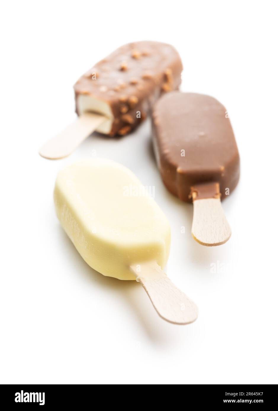 Popsicle, gelato ricoperto di cioccolato isolato su sfondo bianco. Foto Stock