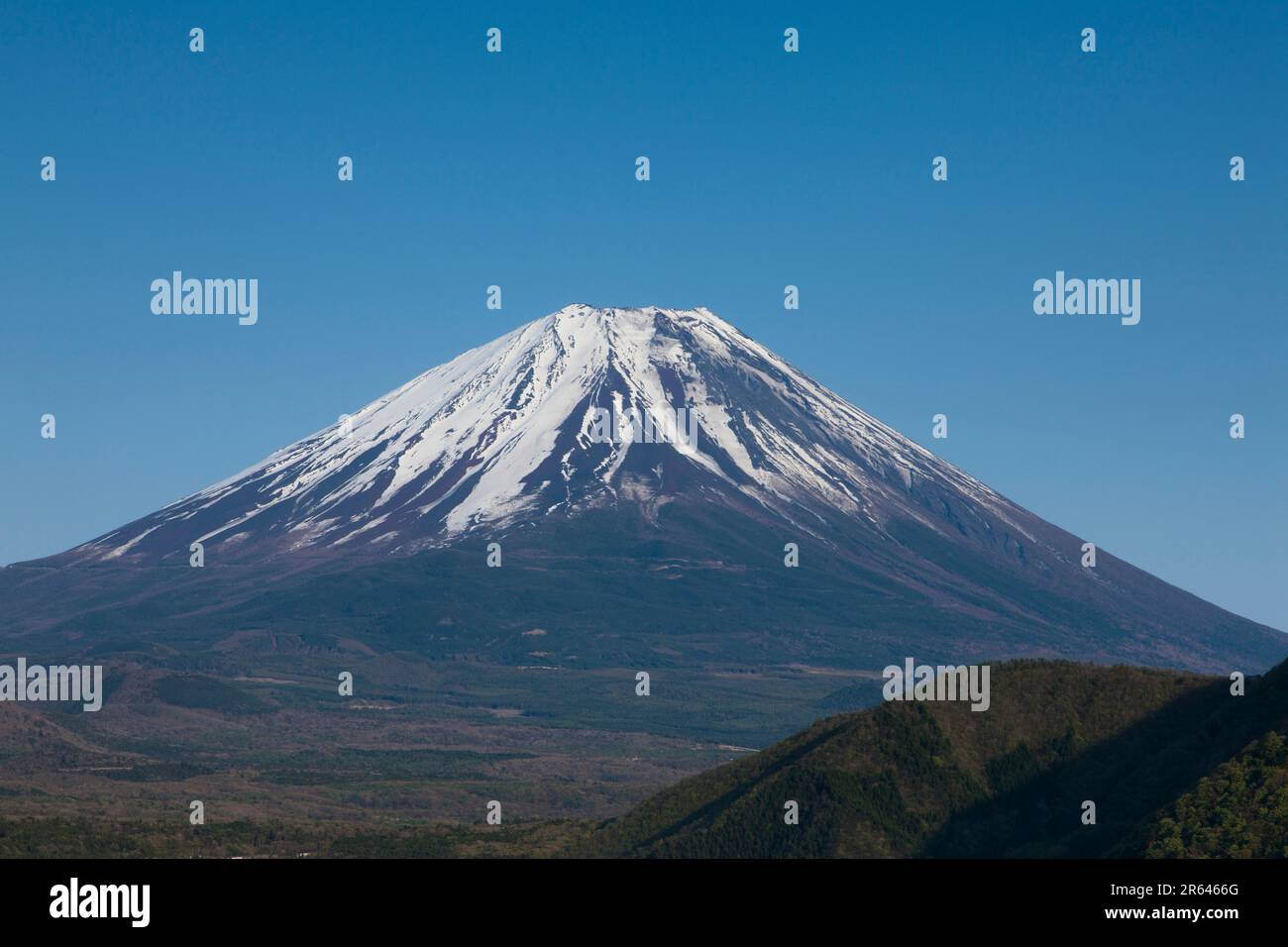 Fuji dal lago Motosu nel mese di maggio Foto Stock