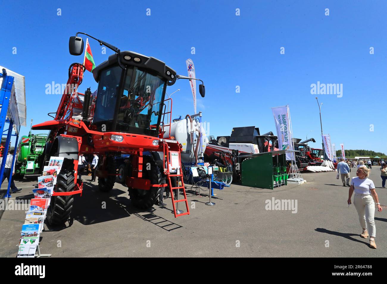 Minsk, Bielorussia. 6th giugno, 2023. Le macchine agricole sono esposte a una fiera agricola internazionale nel parco industriale Great Stone China-Belarus a Minsk, Bielorussia, 6 giugno 2023. La mostra è stata inaugurata qui martedì. Credit: Zhinkov/Xinhua/Alamy Live News Foto Stock