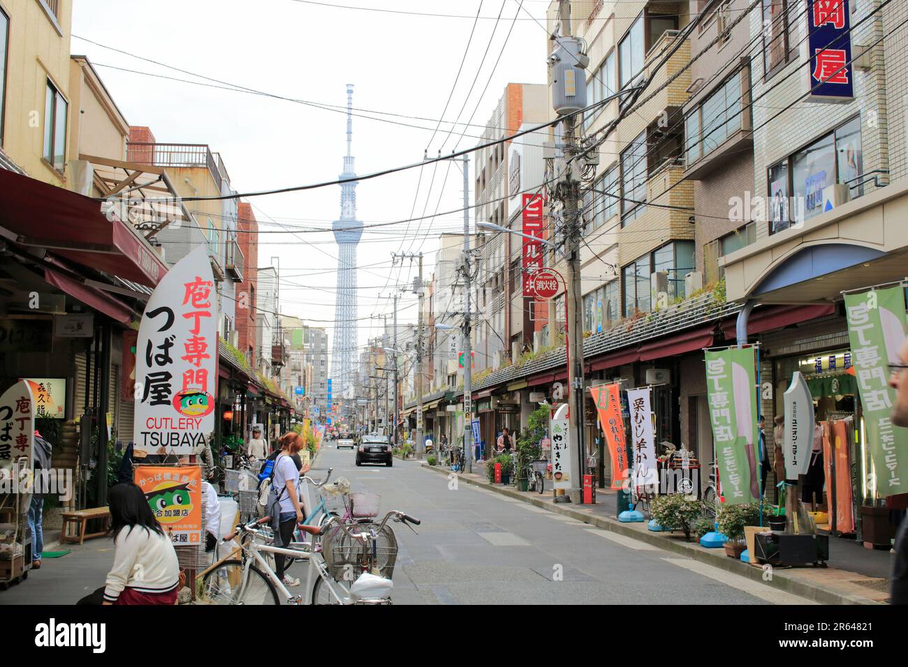 Kappabashi Tool Street e Sky Tree Foto Stock
