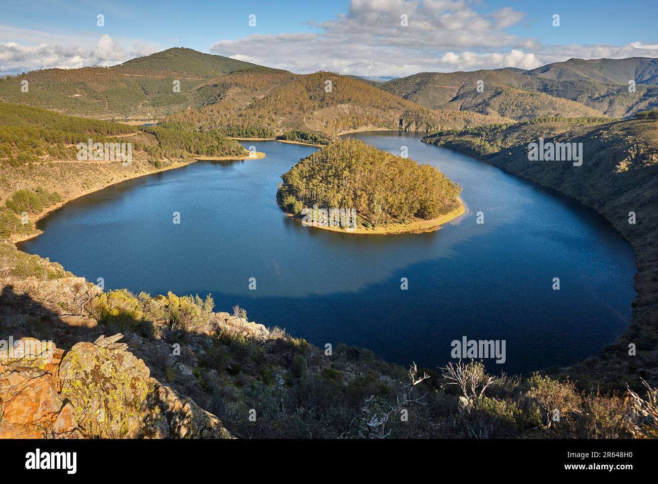 Melero meandro montagna e paesaggio fluviale in Estremadura, Spagna Foto Stock