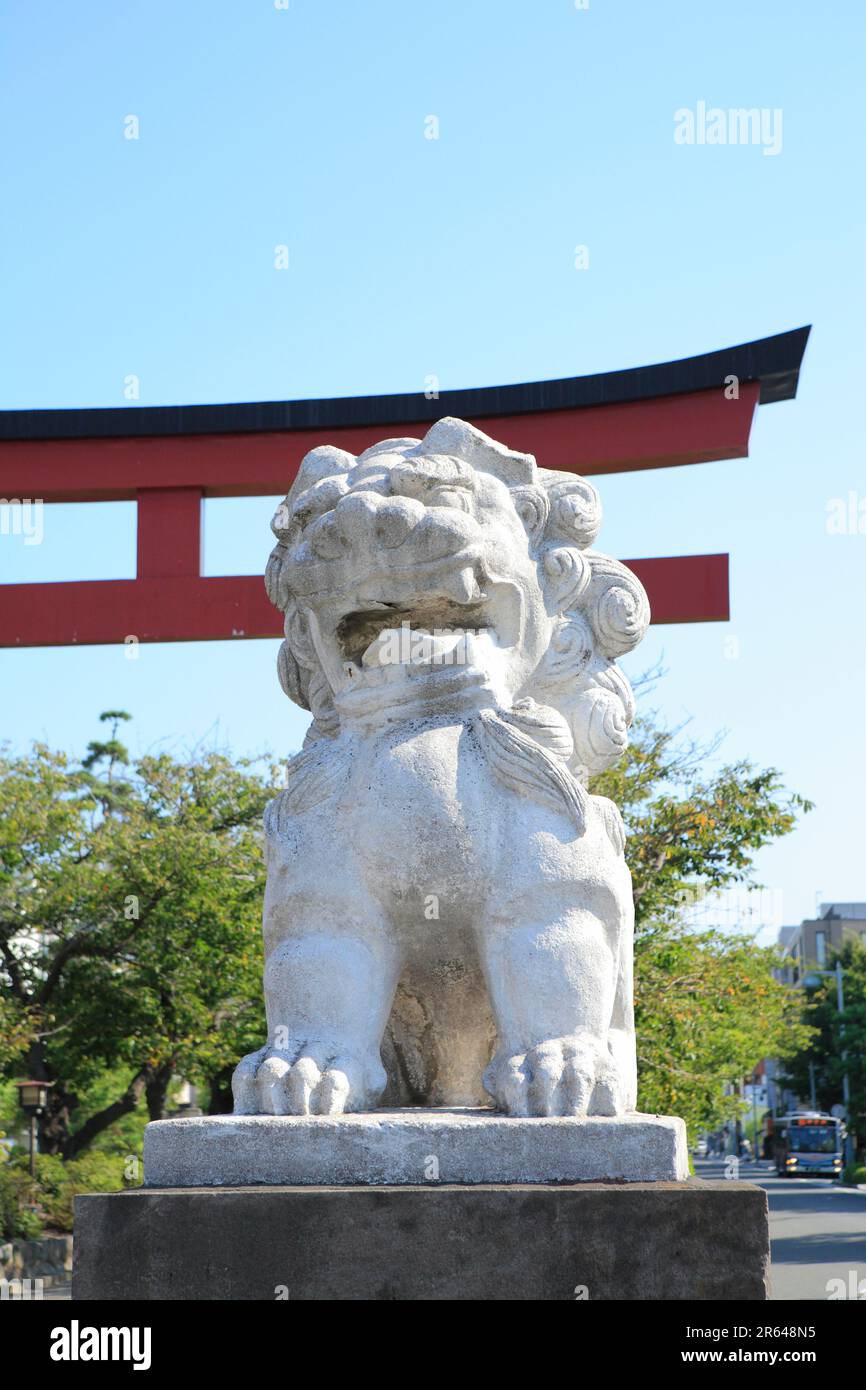 Tsuruoka Hachimangu Santuario seconda porta di Torii e Komainu (cani guardiani) Foto Stock