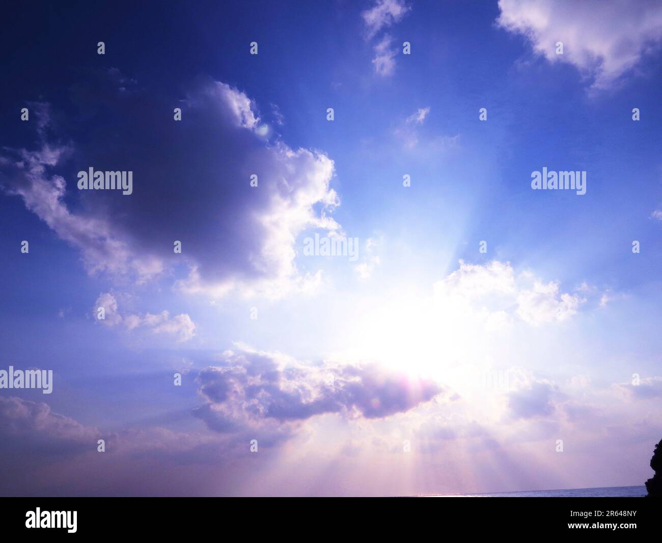 Cielo blu, nuvole e luce Foto Stock