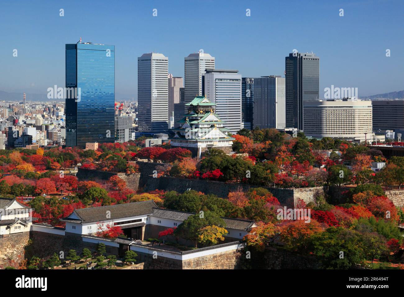 Castello di Osaka e Osaka Business Park in autunno Foto Stock