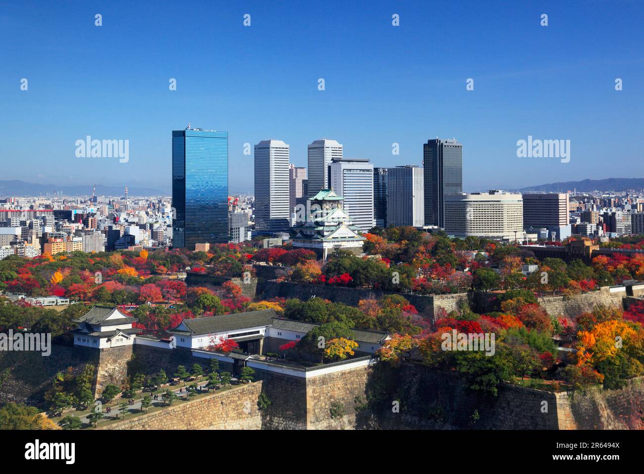 Castello di Osaka e Osaka Business Park in autunno Foto Stock