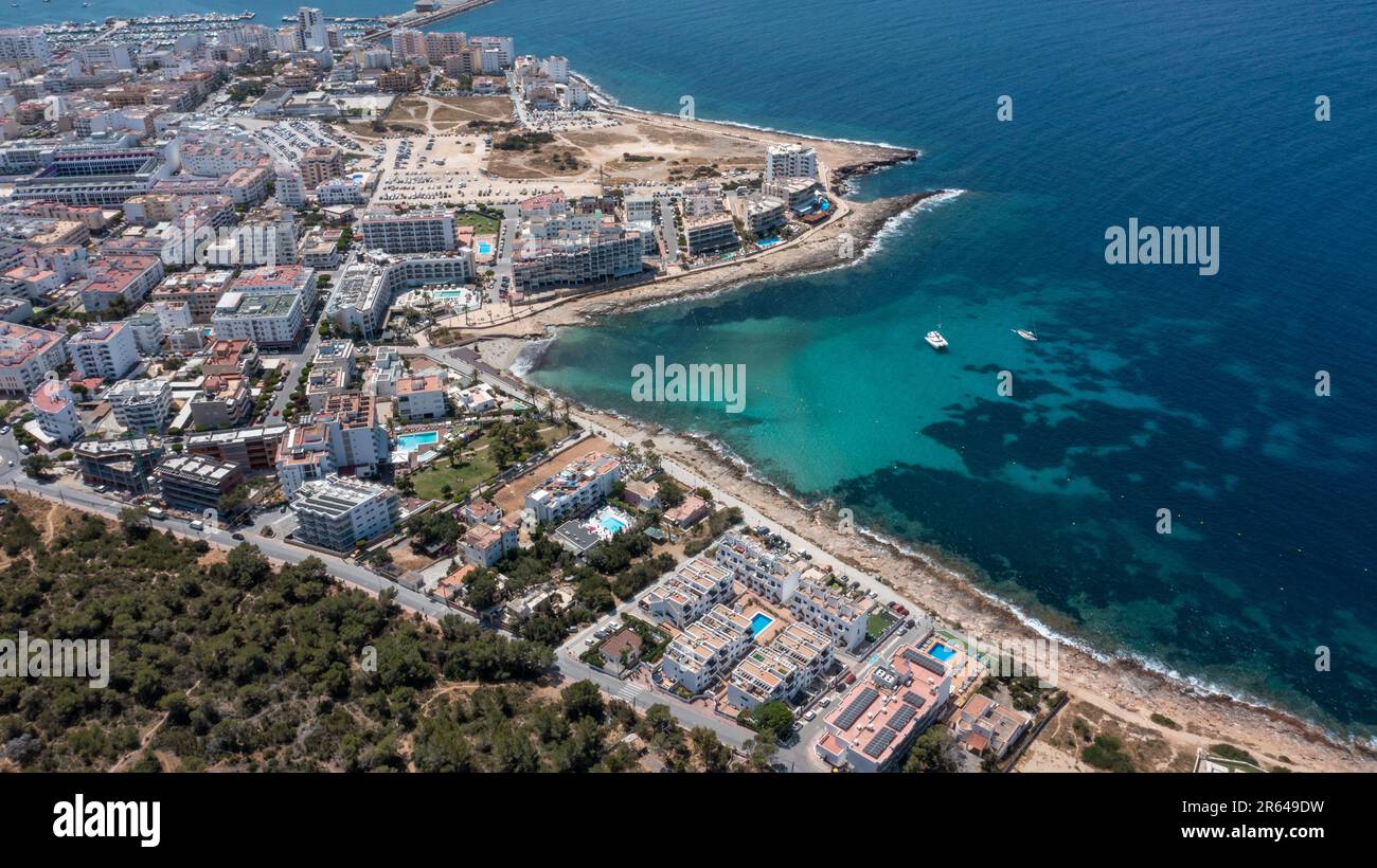 Foto aerea del drone di una spiaggia nella città di Sant Antoni de Portmany sull'isola di Ibiza Isole Baleari Spagna che mostra il fronte oceano e Cala al Foto Stock