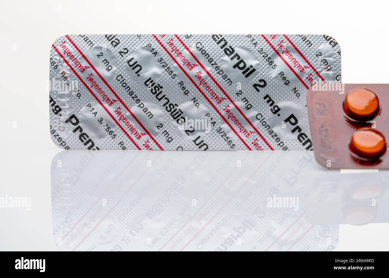 CHONBURI, THAILANDIA-4 maggio 2023: Prenarpil 2 mg compresse in blister marrone. Clonazepam usato per trattare convulsioni, disturbi di panico, disturbi d'ansia Foto Stock