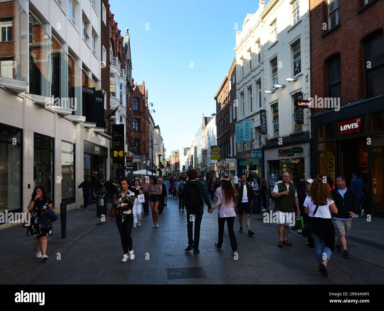 Camminando lungo Grafton Street a Dublino, Irlanda. Foto Stock
