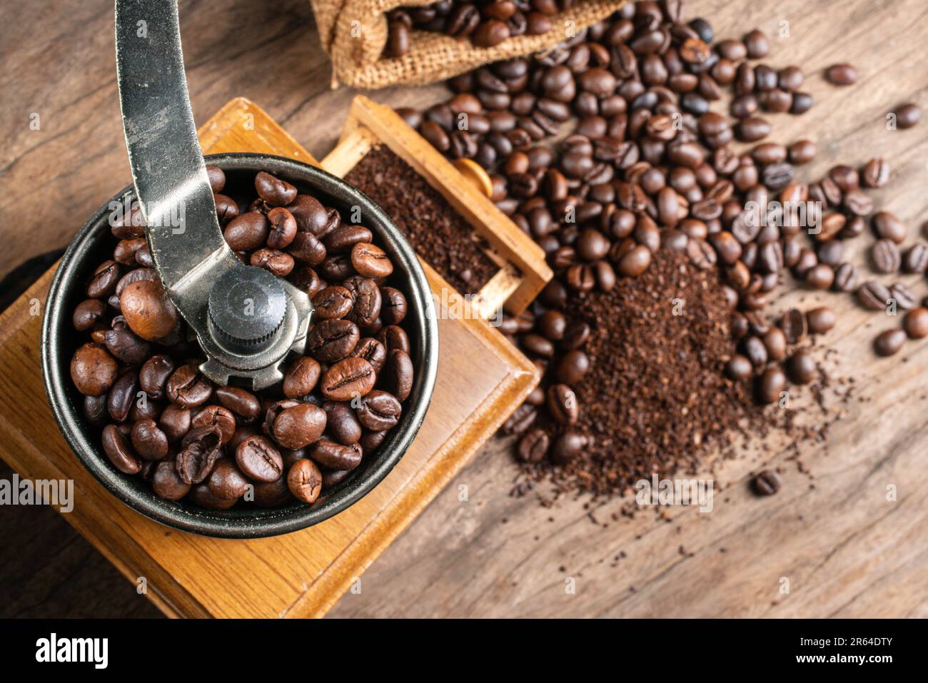 Macinacaffè vintage.macinacaffè in legno e metallo vecchio stile retrò.macinacaffè manuale per macinare i chicchi di caffè. messa a fuoco morbida. Foto Stock