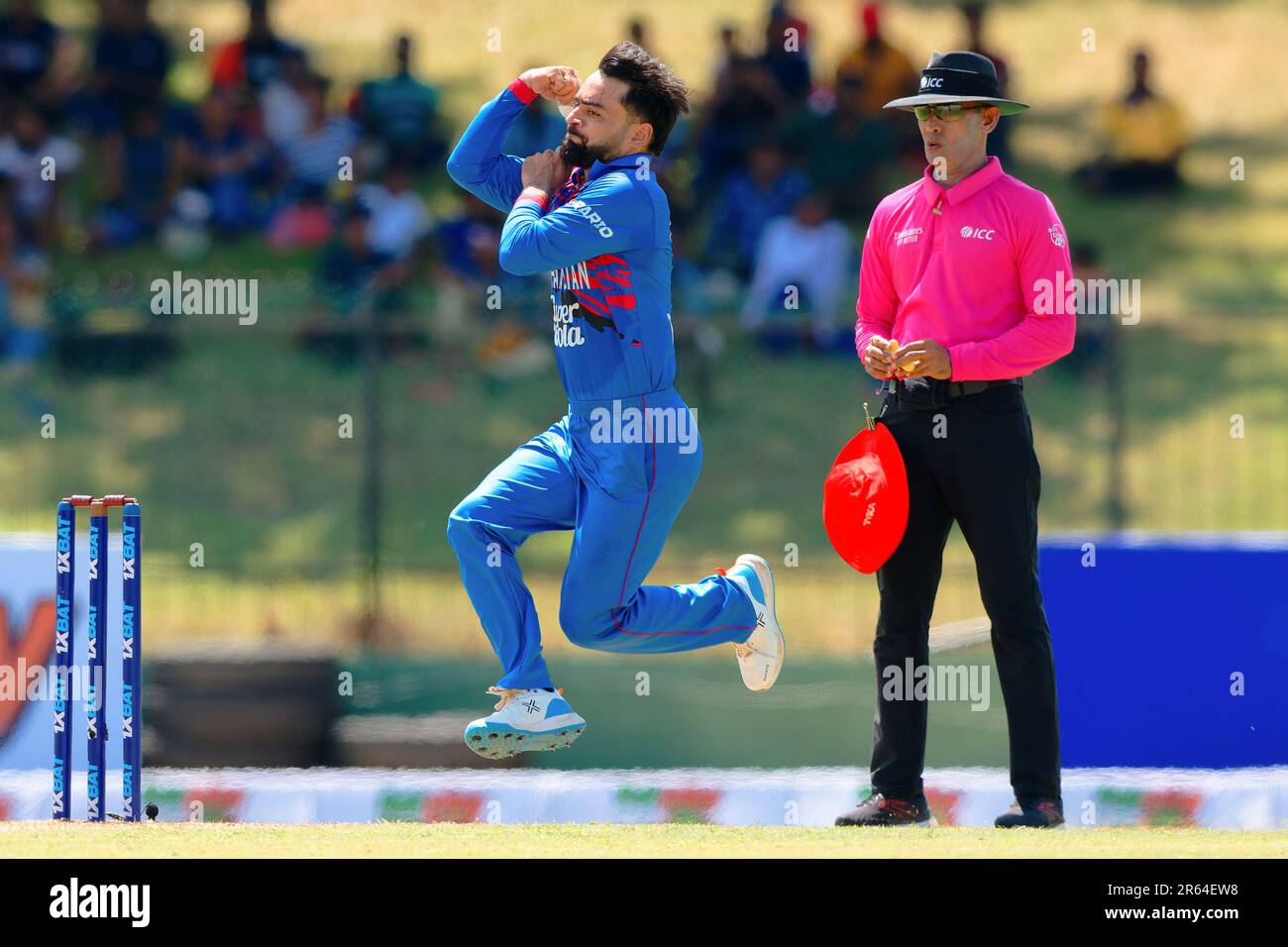 Hambantota, Sri Lanka. 07th giugno 2023. Le bocce Rashid Khan dell'Afghanistan durante la partita di cricket ODI del 3rd tra Sri Lanka e Afghanistan allo stadio internazionale di cricket Mahinda Rajapaksa di Hambantota il 07th giugno 2023. Viraj Kothalwala/Alamy Live News Foto Stock