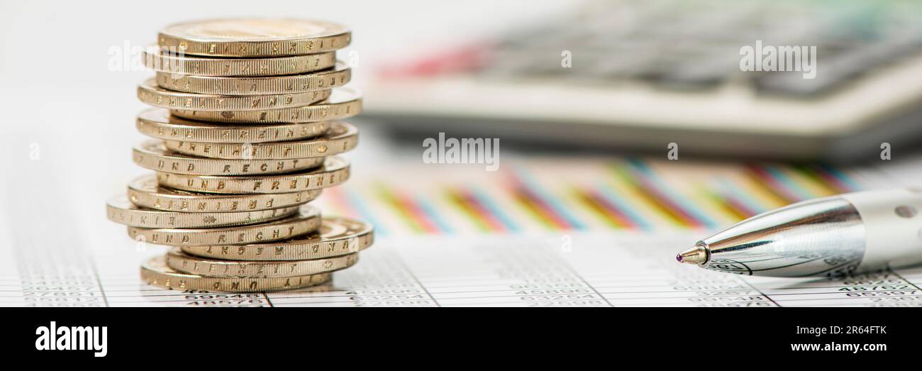 Business, finanza ed economia con monete in euro, calcolatrice e grafico Foto Stock