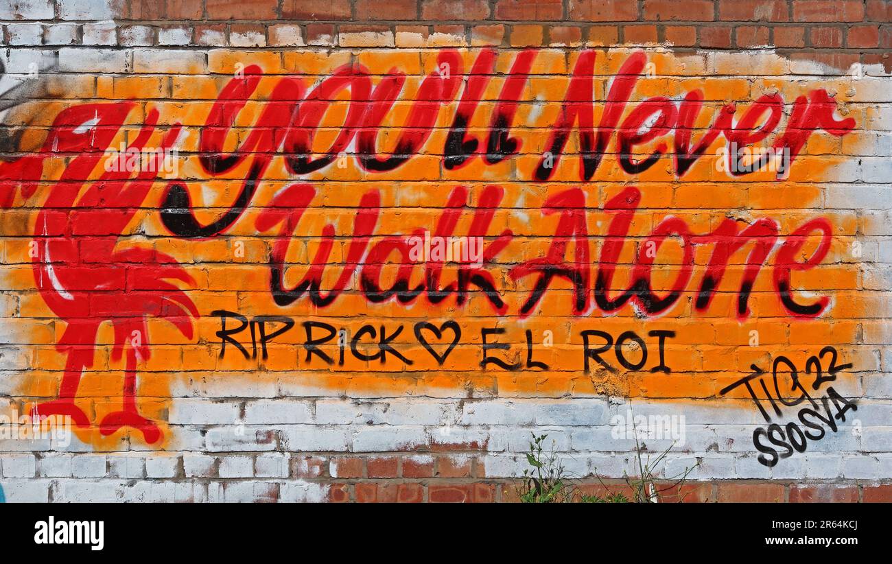 Graffiti "You'll Never Walk Alone" associati alla cultura dei tifosi del Liverpool FC dipinti su un muro di mattoni a Merseyside, riflettendo la fedeltà al calcio Foto Stock