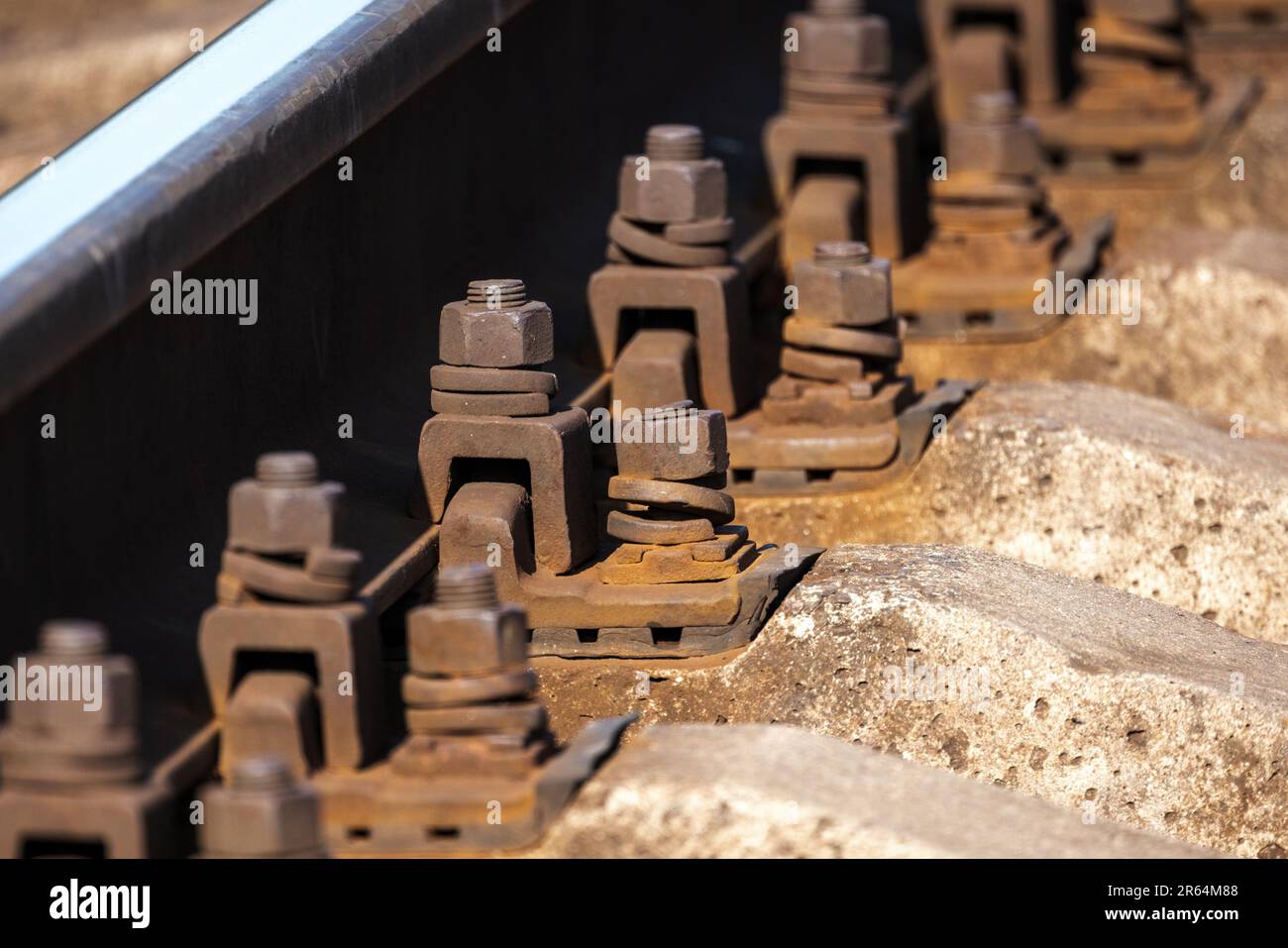 Dettaglio binario ferroviario primo piano, foto astratta industriale con messa a fuoco selettiva Foto Stock