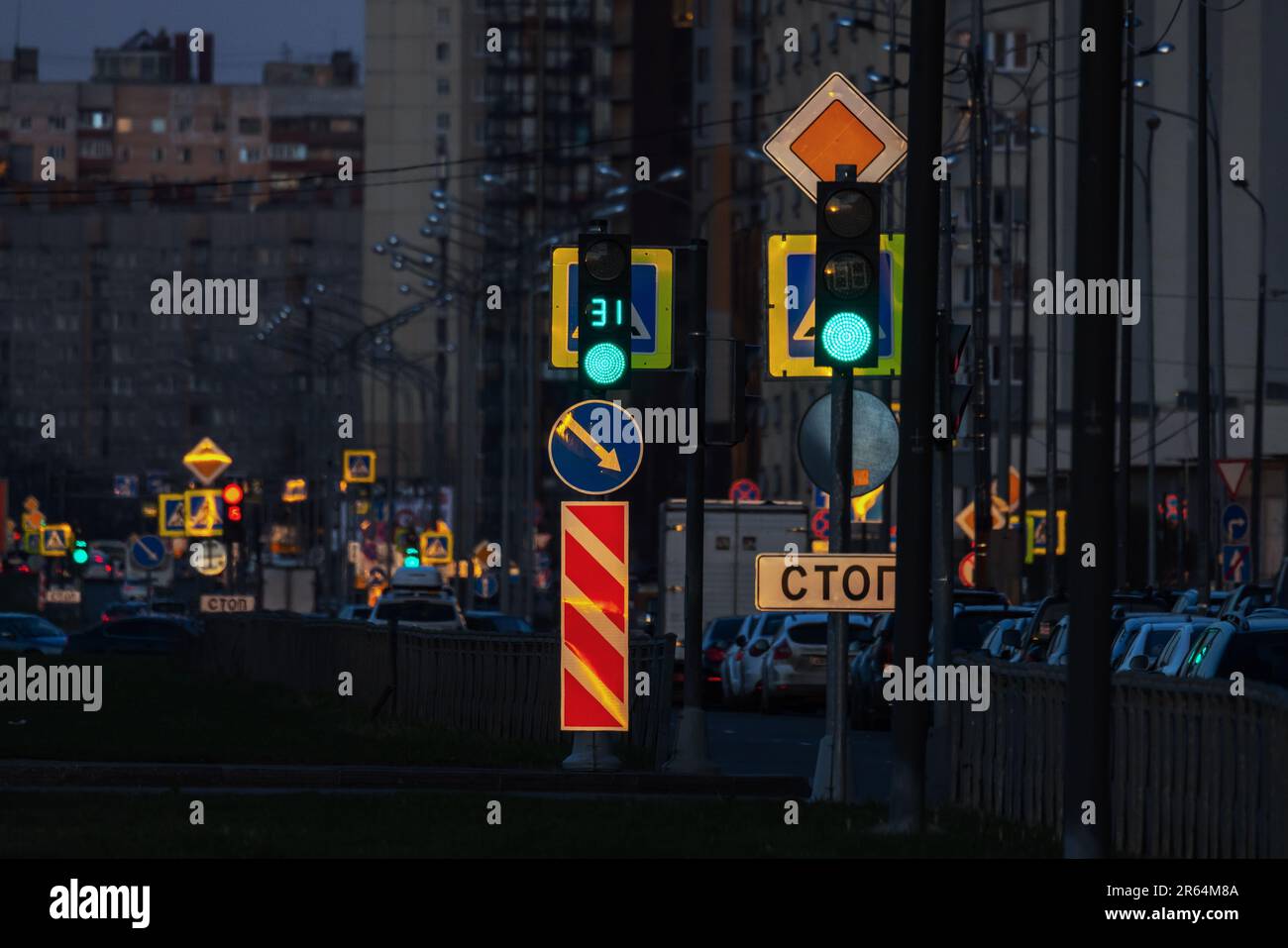 Semafori e segnaletica stradale di notte, sfondo dei trasporti urbani, vista sulla strada Foto Stock