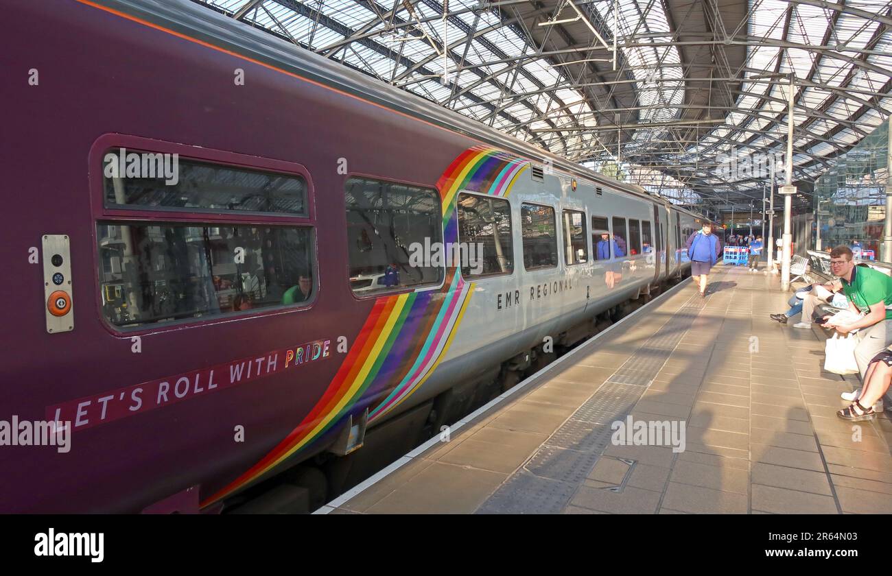 Trasporto regionale EMR, con rotolo con orgoglio, livrea arcobaleno, per Pride, presso la stazione di Lime Street, Liverpool, Merseyside, Inghilterra, Regno Unito, L1 1JD Foto Stock