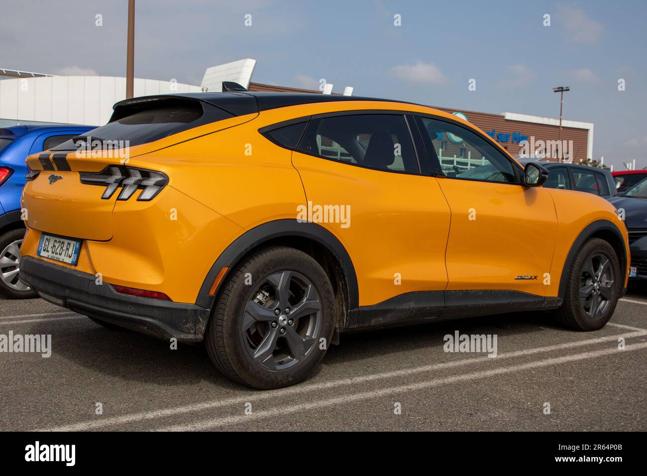 Bordeaux , Aquitaine France - 06 06 2023 : Ford Mustang Mach-e auto elettrica americana ev gialla Foto Stock