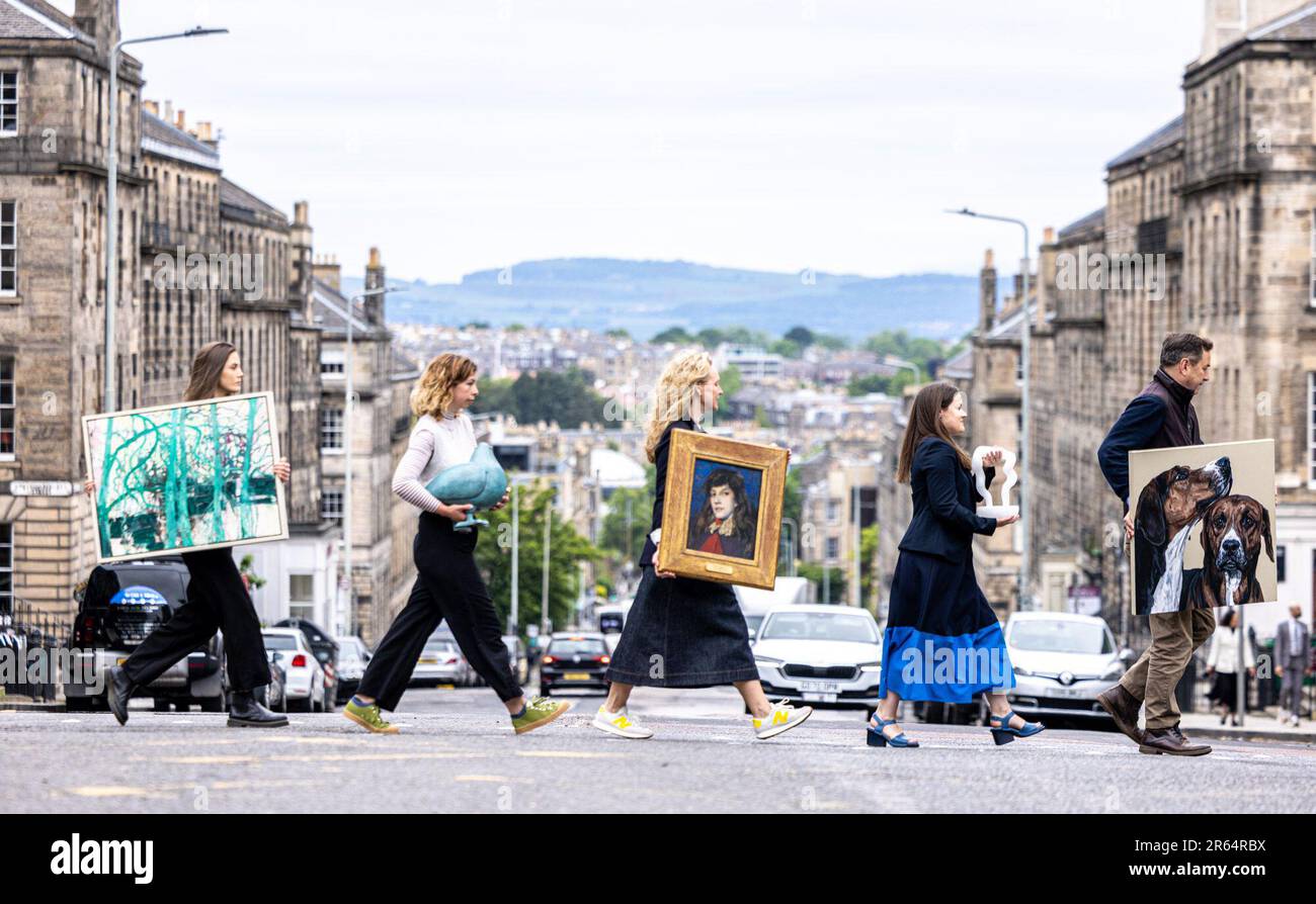 Edimburgo, Regno Unito. 07 Giugno 2023 nella foto: L to R: Megan Burns (Open Eye), Lucy Caster (Powderhall Bronze Editions), Emily Walsh (fine Art Society), Kirsty Somersling (The Scottish Gallery) e James Harvey (Harvey and Woodd). Le gallerie si preparano per il mese inaugurale della NT Art che si terrà nella New Town di Edimburgo a giugno. NT Art Month è una nuova celebrazione del quartiere artistico di New Town di Edimburgo, che si terrà in 14 locali dal 8 giugno al 30 giugno 2023. Credit: Notizie dal vivo su Rich Dyson/Alamy Foto Stock