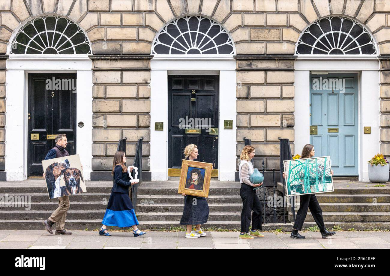 Edimburgo, Regno Unito. 07 giugno 2023 nella foto: L a R: James Harvey (Harvey e Woodd), Kirsty Somersling (The Scottish Gallery), Emily Walsh (fine Art Society), Lucy Caster (Powderhall Bronze Editions) e Megan Burns (Open Eye). Le gallerie si preparano per il mese inaugurale della NT Art che si terrà nella New Town di Edimburgo a giugno. NT Art Month è una nuova celebrazione del quartiere artistico di New Town di Edimburgo, che si terrà in 14 locali dal 8 giugno al 30 giugno 2023. Credit: Notizie dal vivo su Rich Dyson/Alamy Foto Stock