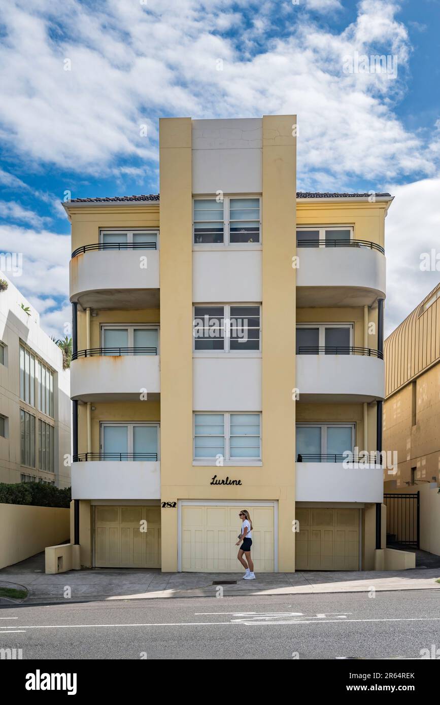 Gli appartamenti Art Deco color giallo burro, chiamati Lurline, si affacciano direttamente sulla spiaggia nord di Bondi sulla Campbell Parade di Sydney, Australia Foto Stock