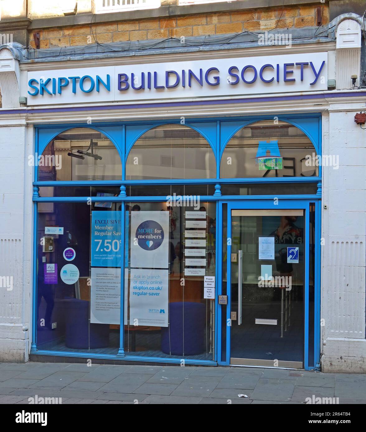 Skipton Building Society filiale in Penny Street nel centro di Lancaster, che fornisce mutui, prestiti e conti di risparmio, Lancashire, Inghilterra, Regno Unito Foto Stock