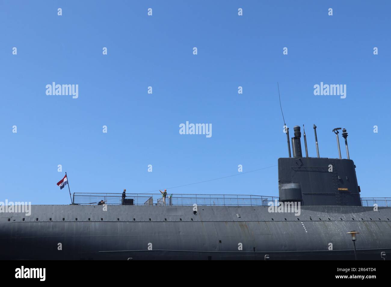 Parte superiore dell'ex sottomarino della marina reale Tonijn nel Museo della Marina nella città olandese Den Helder sotto il cielo blu chiaro, nei Paesi Bassi Foto Stock