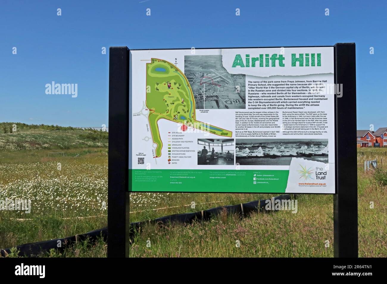 Cartello presso Airlift Hill Memorial per la storia della RAF e dell'USAF, a Lingley Green, Whittle Hall, Warrington, Cheshire, INGHILTERRA, REGNO UNITO, WA5 3LQ Foto Stock