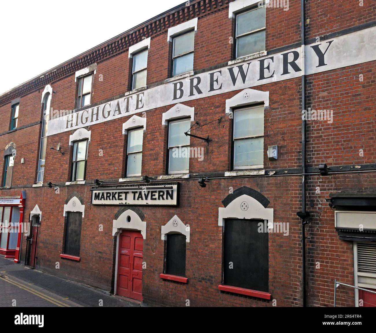 The Market Tavern, Highgate Brewery Building, all'angolo tra George Street, Walsall, West Midlands, Inghilterra, Regno Unito, WS1 1QR Foto Stock