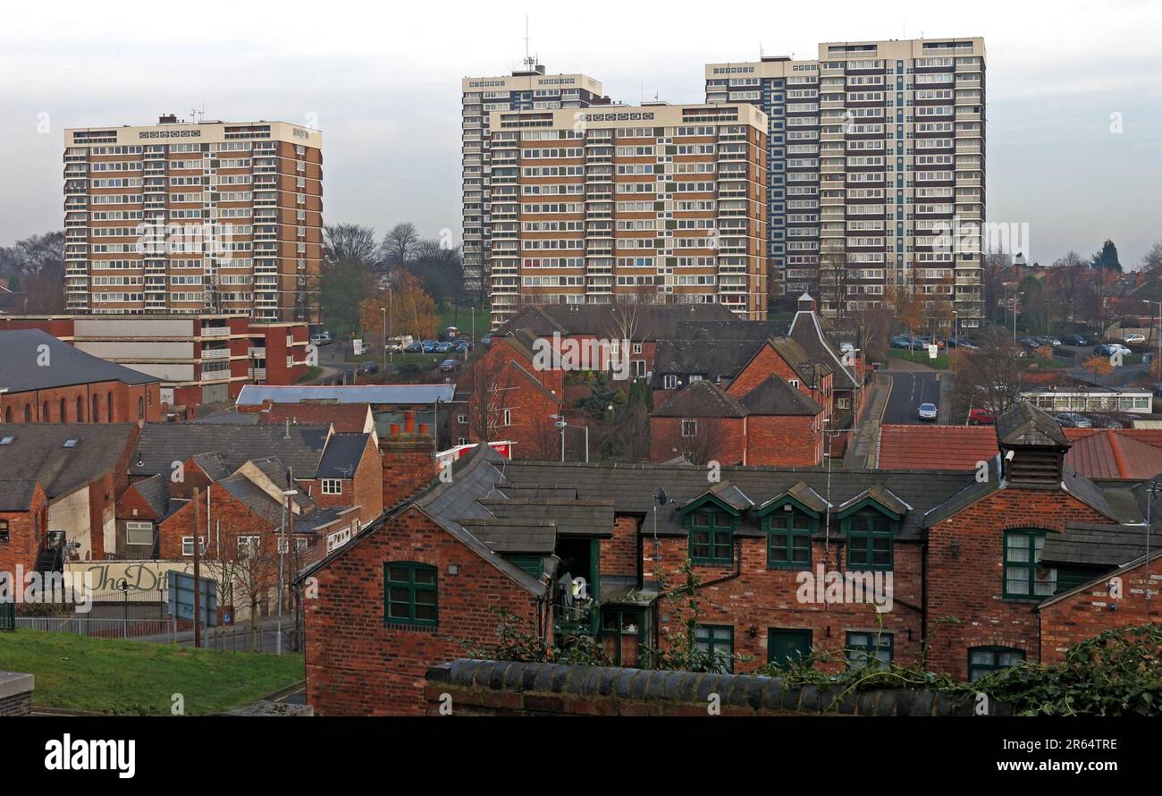 Vista sul centro di Walsall guardando verso la torre multipiano Paddock appartamenti blocchi e il Black Country, West Midlands, Inghilterra, Regno Unito, WS1 Foto Stock