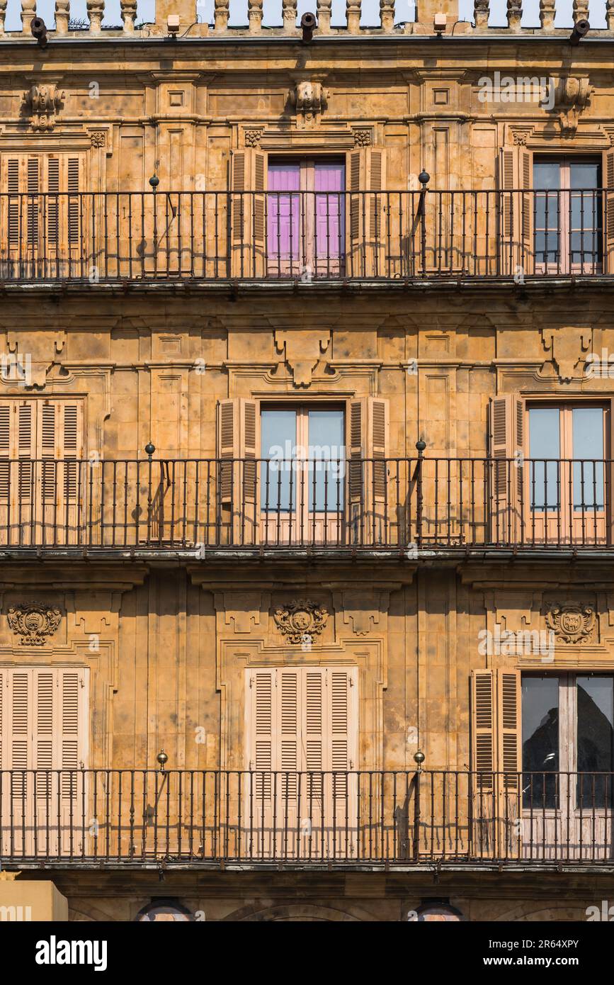 Salamanca Spagna, dettaglio degli appartamenti a quattro piani a gallerizzazione situati sul lato ovest della barocca Plaza Mayor risalente al 1755, Salamanca, Spagna Foto Stock