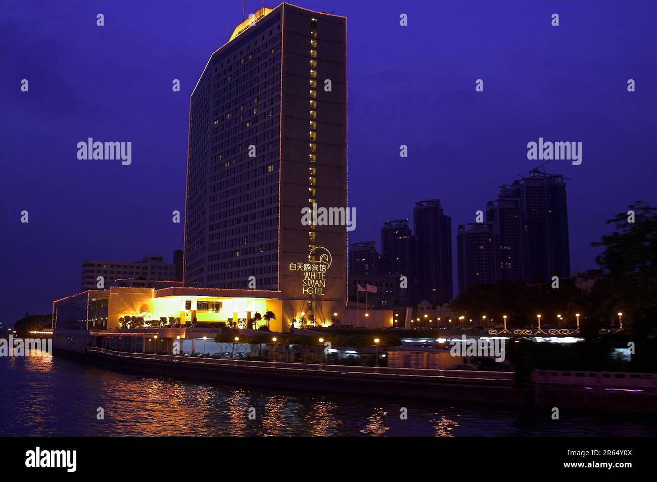 广州市 中國 Guangzhou, Cina; alto hotel a più piani di notte; Mehrstöckiges Hochhaushotel bei Nacht; 夜晚的高層多層酒店 夜の高層ホテル Swan hotel Foto Stock