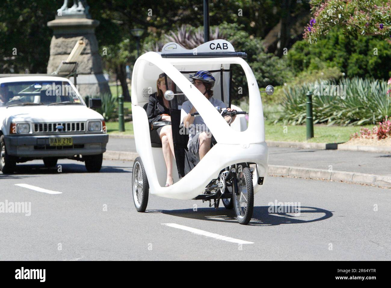 Un taxi 'Pedapod' in bicicletta a Sydney, Australia. Durante il funzionamento, i pedapodi emettono gas a effetto serra zero, anidride solforosa zero, ossidi di azoto che causano smog zero, particelle zero nell'atmosfera e quasi nessun rumore, per ridurre l'impatto sull'ambiente. Foto Stock