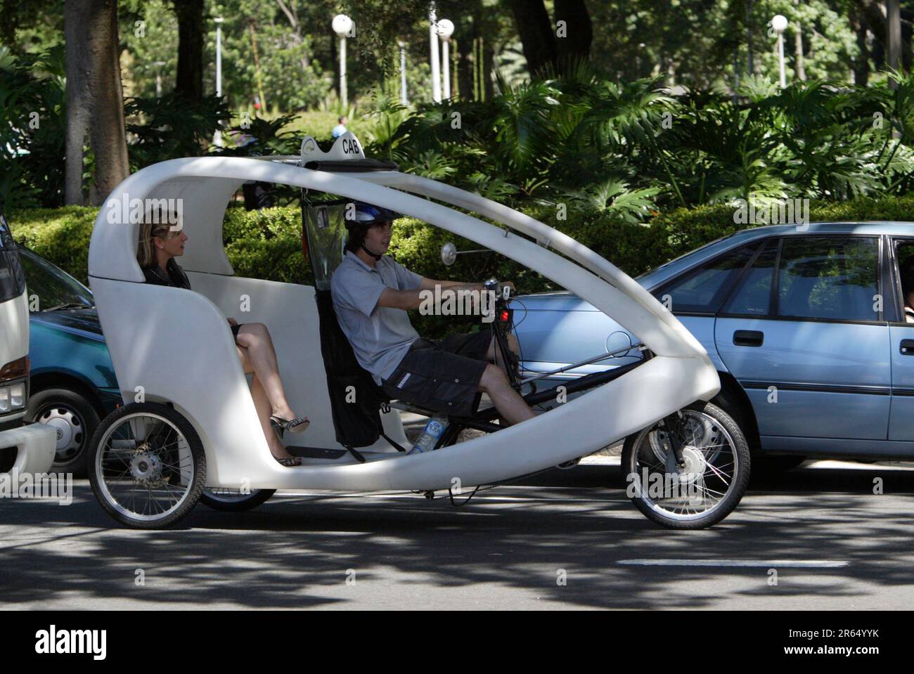 Un taxi 'Pedapod' in bicicletta a Sydney, Australia. Durante il funzionamento, i pedapodi emettono gas a effetto serra zero, anidride solforosa zero, ossidi di azoto che causano smog zero, particelle zero nell'atmosfera e quasi nessun rumore, per ridurre l'impatto sull'ambiente. Foto Stock