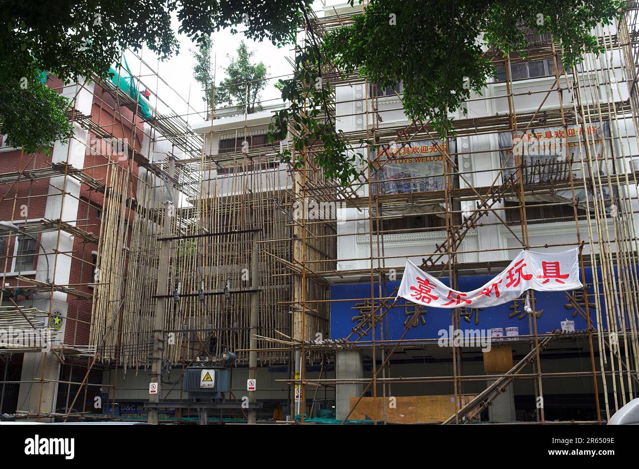 广州市 中國 Guangzhou, Cina; ponteggi accanto all'edificio in fase di ristrutturazione; Gerüst neben dem Gebäude, das renoviert wird; Foto Stock