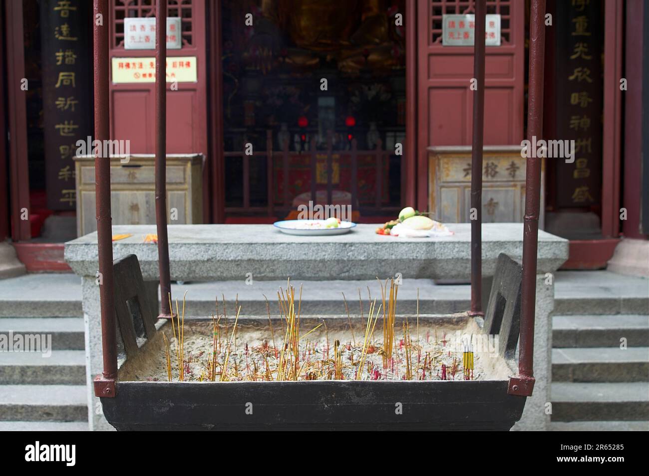 广州市 中國 Guangzhou, Cina; Tempio dei sei alberi di Banyan; Tempel der Sechs Banyanbäume; 六榕寺 luogo per bruciare incenso di fronte a un tempio buddista Foto Stock