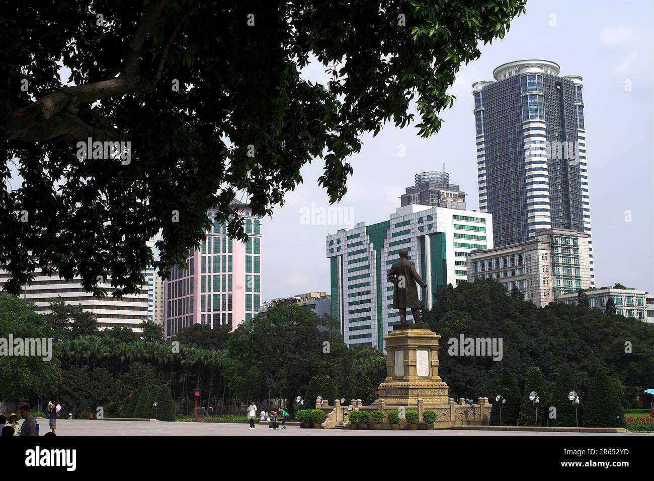 广州市 中國 Guangzhou, Cina; la statua di Sun Yat-sen sullo sfondo dei grattacieli; Die statue vor dem Hintergrund von Wolkenkratzern Foto Stock