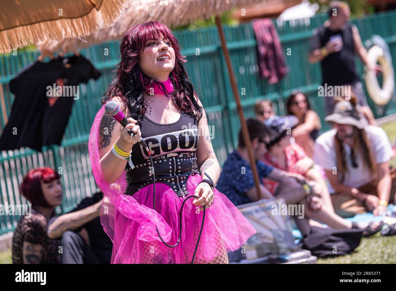 Barcellona, Spagna. 2023.05.20. Fessa si esibisce in piscina al Munster Raving Loony Party il 20 maggio 2023 a Barcellona, in Spagna. Foto Stock