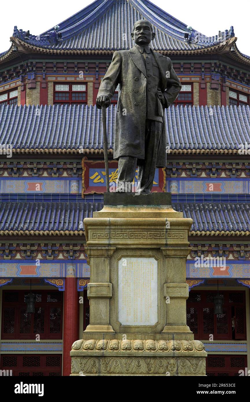 广州市 中國 Guangzhou, Cina; statua di Sun Yat-sen di fronte al Memorial Hall. Die Statua von Sun Yat-sen vor der Gedenkhalle. 紀念堂前的孫中山像。 Foto Stock