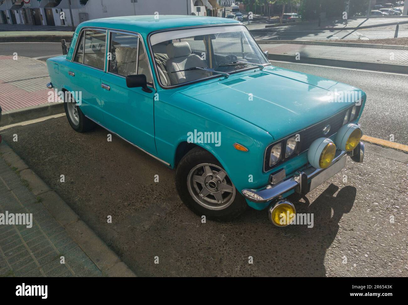 Merida, Spagna - 29 aprile 2023: Blue Seat 124 modello parcheggiato in strada. Ristrutturato 70s auto Foto Stock