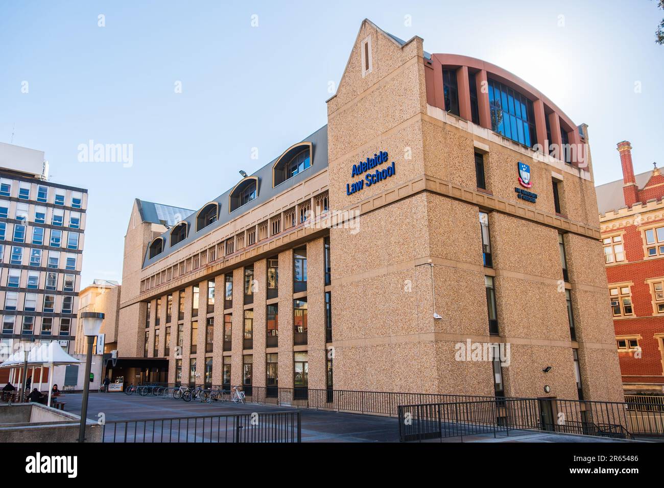 Adelaide, South Australia - 2 settembre 2019: Facciata della Adelaide Law School Building, Università di Adelaide nel centro della città vista in una giornata intensa Foto Stock