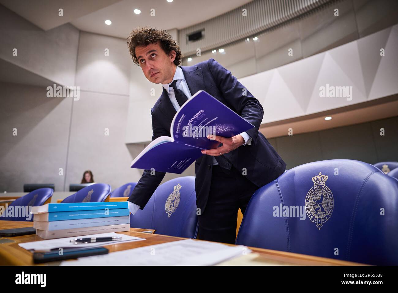 L'AIA - Jesse Klaver (Groenlinks) esamina le cose nella relazione quando il primo ministro Rutte ha bisogno di una sospensione per una risposta nel corso di un dibattito sulla relazione della commissione d'inchiesta parlamentare sull'estrazione di gas naturale a Groningen. ANP PHIL NIJHUIS olanda fuori - belgio fuori Foto Stock